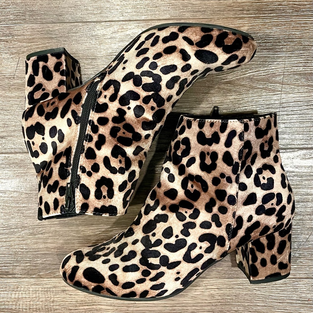Velvet Leopard print Ankle Boots Booties women’s size 9